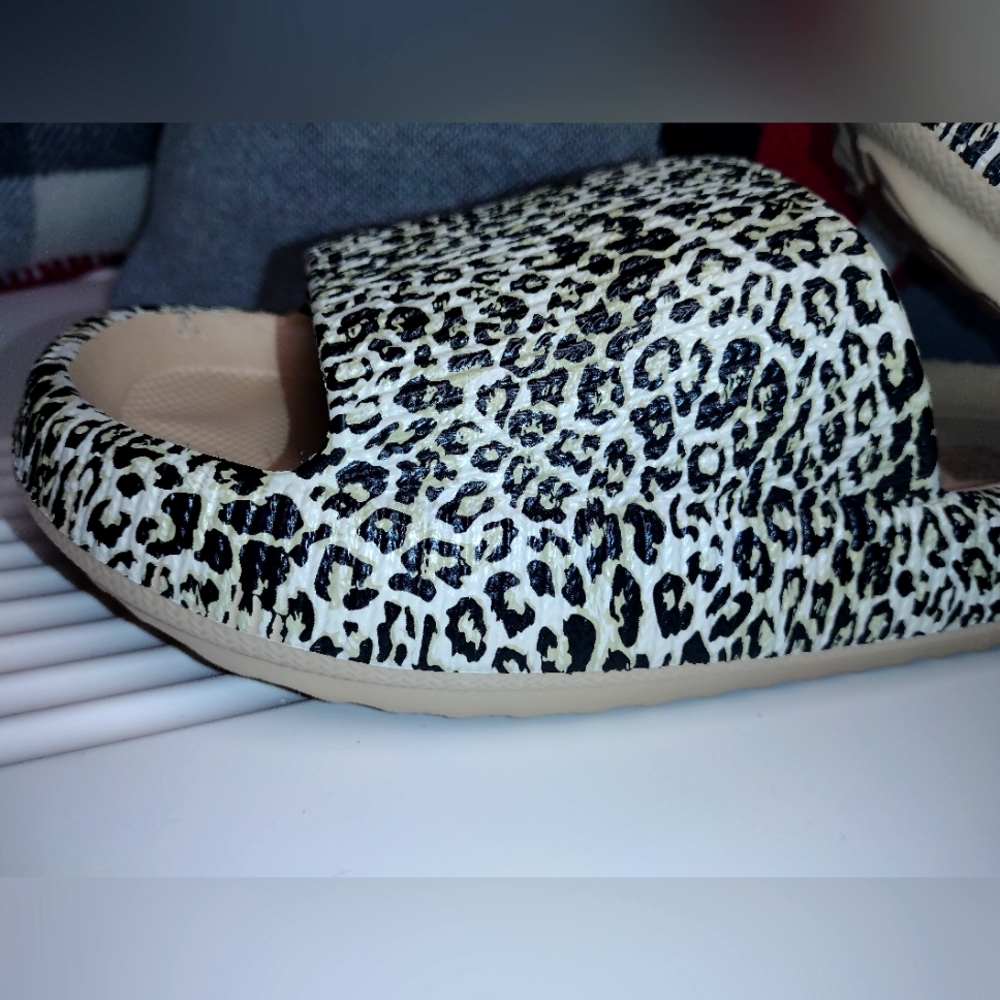 Sz 8.5-9 Animal Print Slides NEW, Foam Black, White, Yellow - Picture 8 of 13